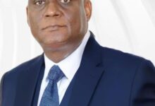 صورة أحمد خطري يرد على مداخلة النائب بيرام الداه اعبيد امام الوزير الأول.