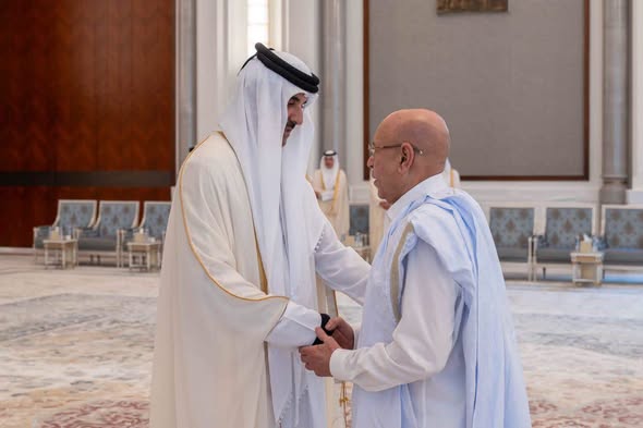 رئيس الجمهورية يصل الدوحة ويقدم التعازي لأمير قطر