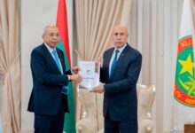 صورة رئيس الجمهورية يتسلّم وثيقة الحوار الوطني إيذانًا بانطلاق المرحلة الجديدة من المسار التشاوري