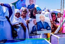 صورة كيهيدي: أكثر من 5000 مشارك يحيون ذكرى تنصيب فخامة رئيس الجمهورية في مهرجان جماهيري حاشد.