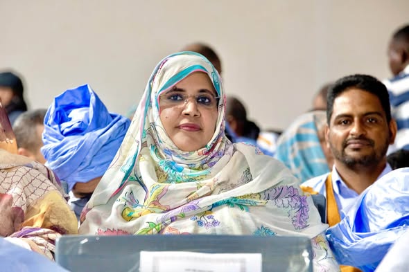 رئيس الجمهورية يصل مدينة أكجوجت وسط استقبال شعبي حاشد